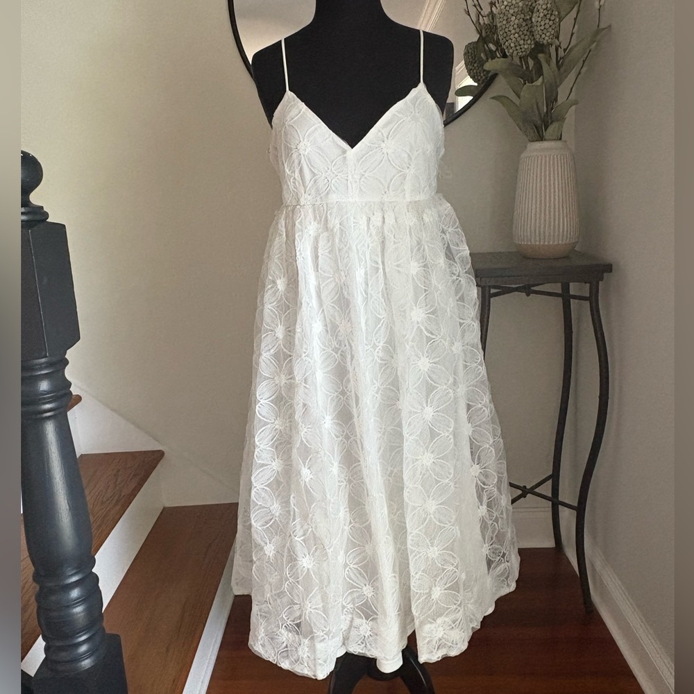 Lulu’s White Lace Midi Dress with Spaghetti Straps Size Medium* New with Tags